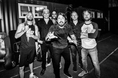 Dave Grohl Menangis Saat Weezer Bawakan Lithium