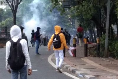Dilempar Petasan, Polisi Membalas dengan Water Cannon