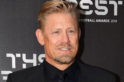 Peter Schmeichel Sayangkan Keputusan Manchester United Beli Senne Lammens Ketimbang Emi Martinez