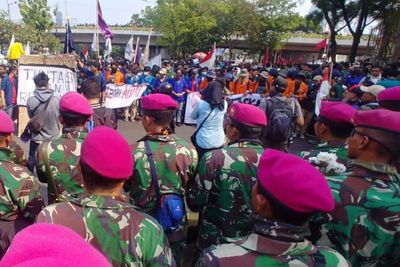 Baret Ungu Bikin Massa Terduduk di Bawah Flyover Senayan