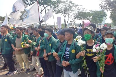 Berbekal Sepucuk Bunga di Tangan, Massa Mulai Bergerak ke Gedung DPR