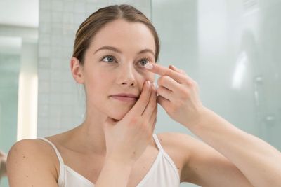 Tips Memakai Softlens untuk Pemula agar Tidak Takut dan Mudah Menempel di Mata