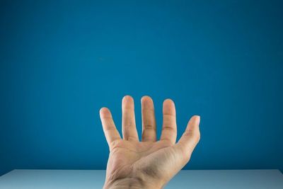 Mengenal Penyakit Tremor, Tangan yang Suka Gemetar