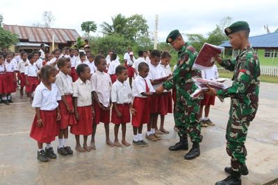 Satgas Pamtas Bagikan Seragam Untuk Murid SD di Perbatasan RI-PNG