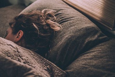 Tidur dengan Lampu Menyala Bikin Berat Badan Naik, Ini Alasannya