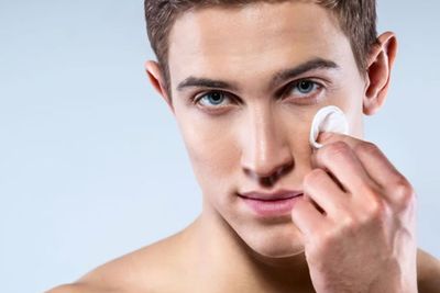 Jaga Kulit Tetap Lembap dengan 3 Rekomendasi Toner Pria
