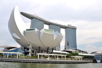 Mau Liburan Luar Negeri? Ini Daftar 15 Kota yang Paling Aman di 2025