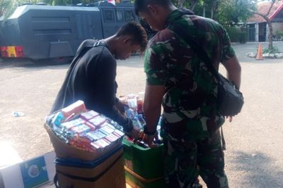 Dagangan Asongan Laris Diserbu Aparat
