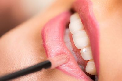 Suka Pakai Lipstik Warna Nude? Ini Tips Memilihnya