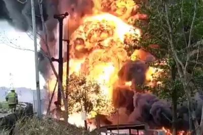 Pipa Minyak Terbakar, Arus Lalu Lintas Tol Arah Cileunyi Ditutup