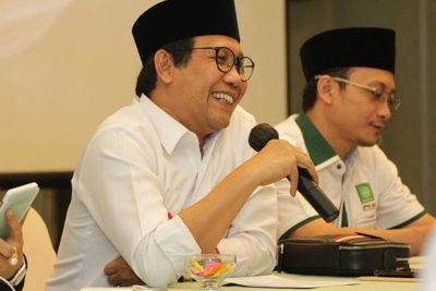 Pakai Kemeja Putih, Kakak Muhaimin Iskandar Nongol di Istana