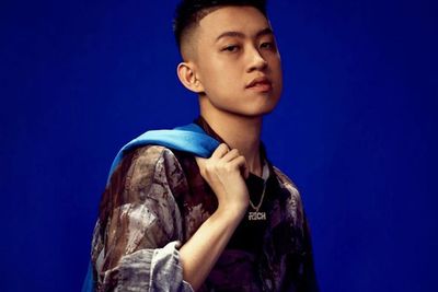 Rapper Rich Brian Tuai Pujian Karena Kemampuan Main Rubiknya