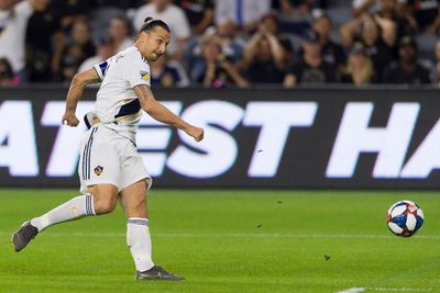 Bos Napoli Klaim Sudah Ada Pembicaraan Serius Dengan Ibrahimovic