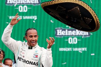 Topi Sombrero, Bendera Meksiko dan Podium Megah Lewis Hamilton