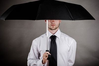 Ini Dia Asal Usul Mitos Membuka Payung di Dalam Rumah