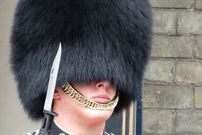 Bearskin Cap, Topi Bulu Ciri Khas Penjaga Istana Inggris