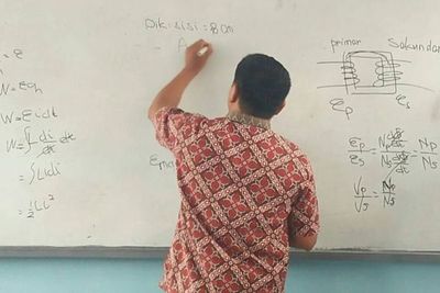 Tetap Ngajar Meski Harus Pakai Tangan Kiri, Kisah Guru Ini Bikin Salut