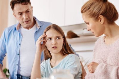 Mengenal Pola Asuh Helicopter Parenting dan Dampaknya pada Anak
