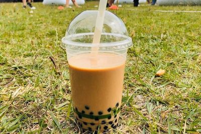 Duh, Wanita Ini Nyaris Tertelan Potongan Kuku di Minuman Boba