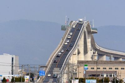 Eshima Ohashi Jembatan Bak Roller Coaster di Jepang