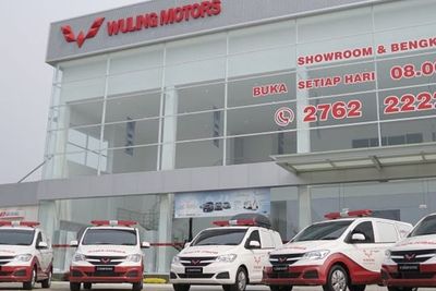 Wuling Sedekah 5 Unit Ambulans untuk Rumah Zakat