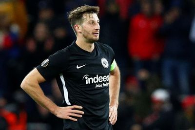 David Abraham Diskors 7 Pekan Karena Tabrak Pelatih Freiburg