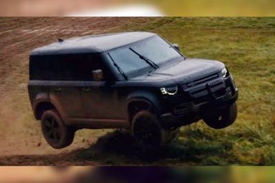 All New Land Rover Defender 2020 Beraksi di Film James Bond Terbaru