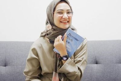 Tak Hanya Berprestasi, Gaya Berbusana Angkie Yudistia juga Kece