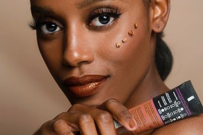 Kulit Wajah Berminyak? Ini Tips Aplikasikan Liquid Highlighter