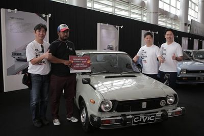 Punya Mobil Lawas, 2 Pria Ini Dapat Penghargaan