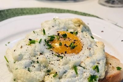 Cloud Egg on Toast, Kreasi Telur Lembut yang Cocok Jadi Menu Sarapan