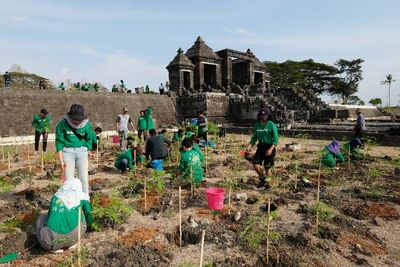 Bersih-Bersih Candi, Djarum Gandeng Ratusan Milenial Yogyakarta