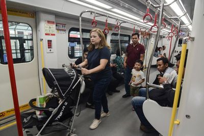 Hore, Pelajar dan Lansia Gratis Naik LRT