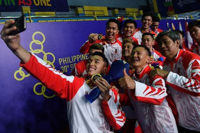 FOTO: Kegembiraan Tim Bulu Tangkis Putra Usai Raih Emas SEA Games 2019