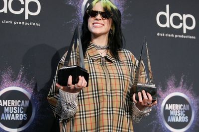 Billie Eilish Raih Penghargaan di Apple Music Awards