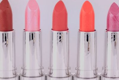 3 Warna Lipstik yang Bisa Bikin Gigimu Tampak Putih Seketika