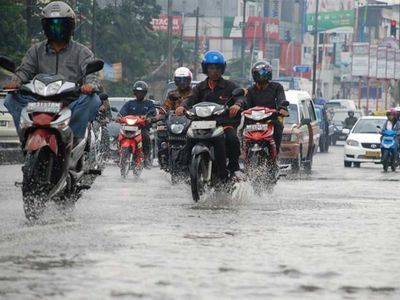 5 Tips Aman Naik Motor saat Hujan agar Selamat di Jalan