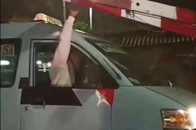Supir Angkot Terobos Palang Perlintasan Kereta Api