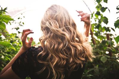 Tanpa Alat Catok, Ini 3 Cara Cepat Menata Rambut supaya Ikal Natural