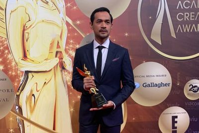 Oka Antara Raih Piala AACA 2019 untuk Serial Brata