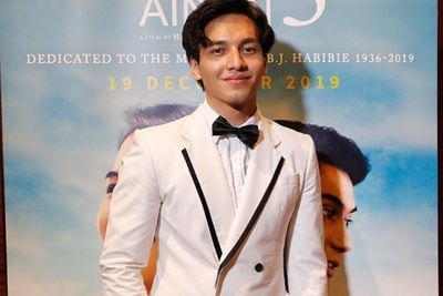 Kejutan! Jefri Nichol Hadir dalam Gala Premiere Habibie Ainun 3