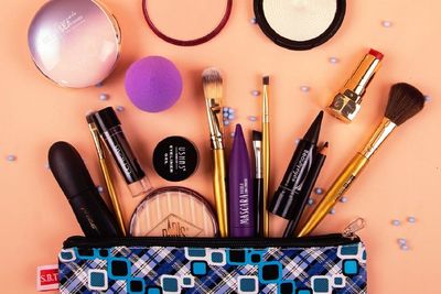 5 Produk Make Up yang Wajib Dibawa saat Liburan