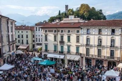 FOTO: Kota Schio yang Berubah Jadi Manchester Saat Oktober