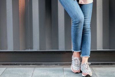 Suka Memakai Celana Jeans Ketat? Ini Bahayanya untuk Kesehatan!