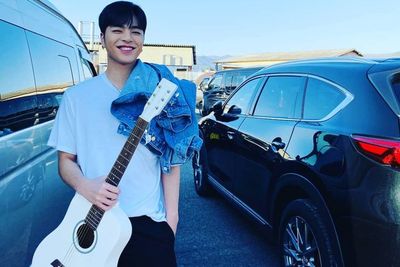 Terlihat Berbeda, Junhoe iKON Tampil dengan Warna Rambut Baru Nih
