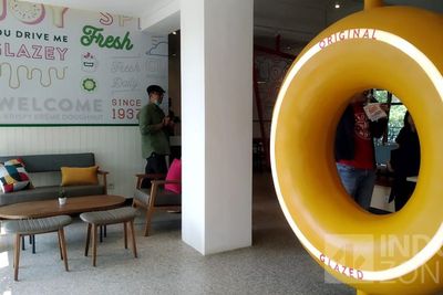 Intip Nih Tempat Instagramable di Krispy Kreme Harapan Indah