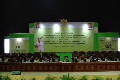 Sinta Nuriyah Wahid Dianugerahi Gelar Doctor HC