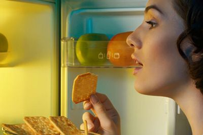 Suka Ngemil di Malam Hari? Kurangi dengan Tips ini