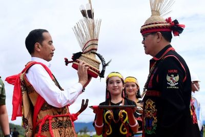 FOTO: Jokowi Dianugerahi Gelar Adat Dayak Lundayeh di Nunukan