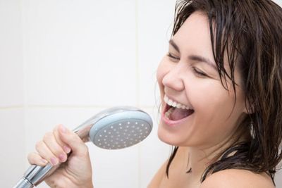 8 Manfaat Sehat Bernyanyi di Kamar Mandi